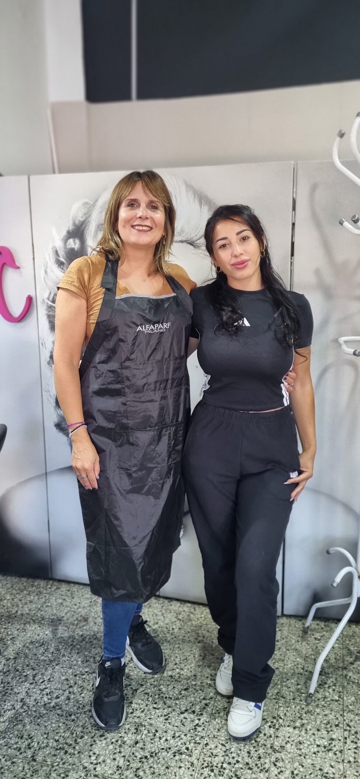 Marina con una clienta en el salón
